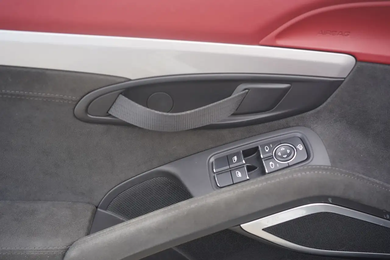 Porsche 718 Spyder снимка Porsche 718 Spyder