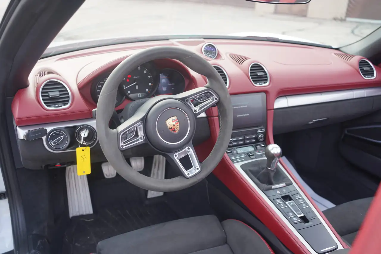 Porsche 718 Spyder снимка Porsche 718 Spyder