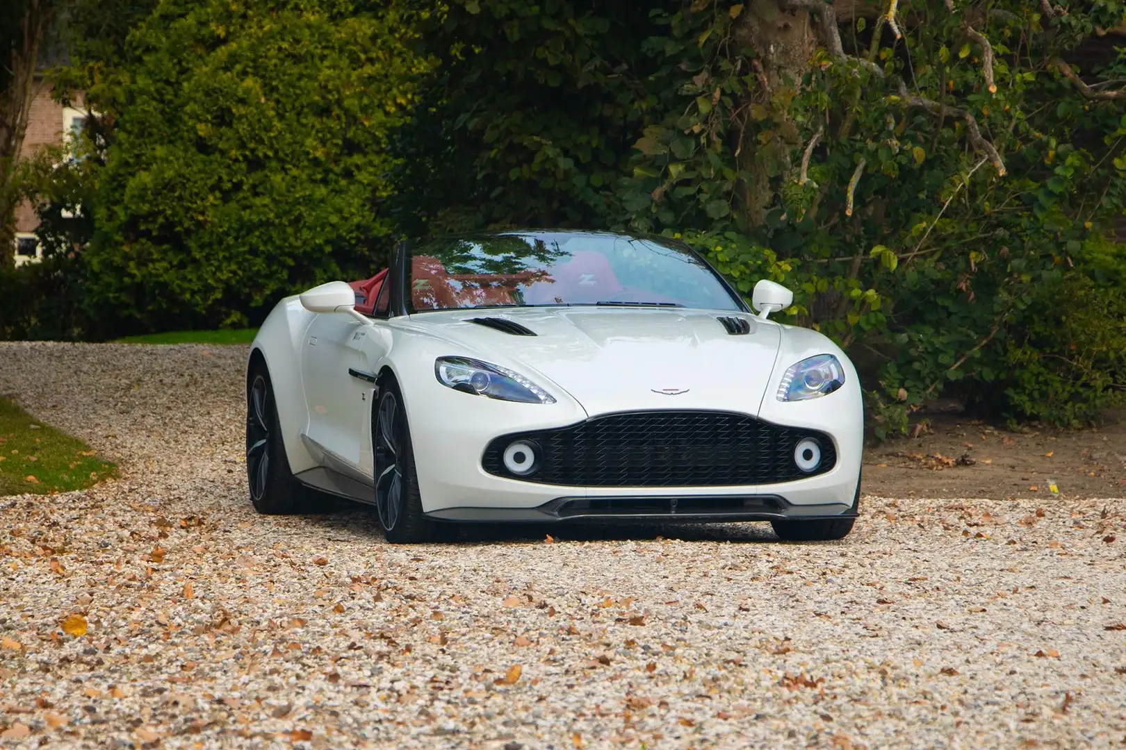 Aston Martin Vanquish Zagato Volante Weiß - 2