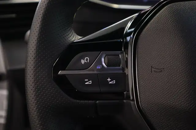 Peugeot E-2008 view 8