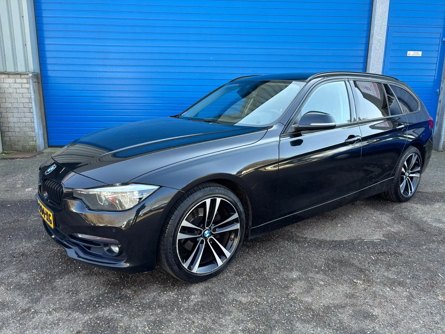 BMW 320 3-serie Touring 320i Luxury Edition 180 PK Black L Schwarz - 2