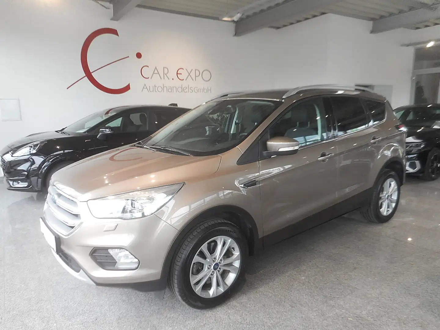 Ford Kuga 2,0 TDCi Titanium Powershift Aut. Gold - 1