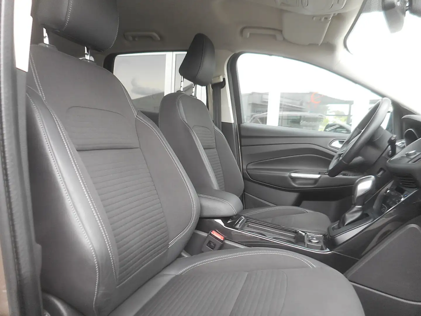 Ford Kuga 2,0 TDCi Titanium Powershift Aut. Gold - 2