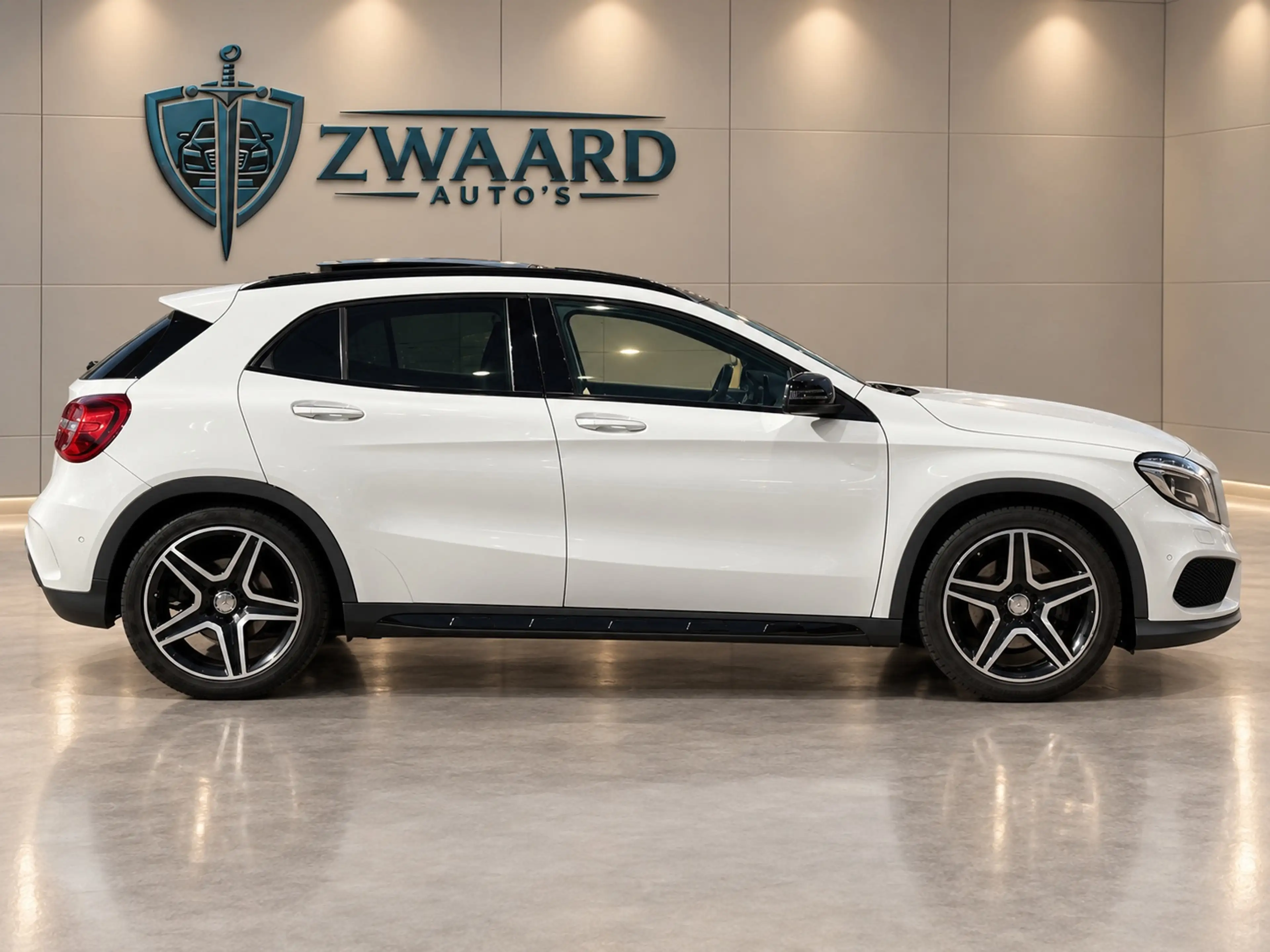 Mercedes-Benz GLA 250 4Matic Prestige AMG l Panoramadak l Camera l Clima — photo 17