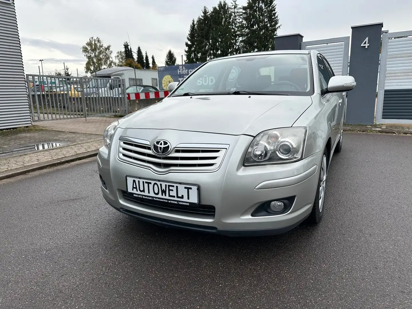 Toyota Avensis 1.8 Sol Liftback Automatik NAVI Klimaaut Silber - 1