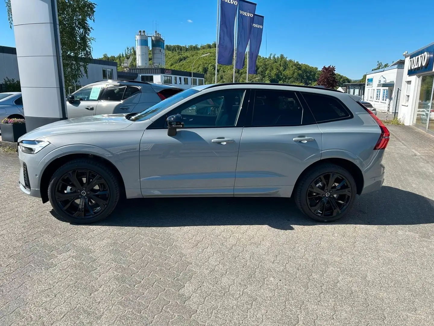 Volvo XC60 B5 Benzin AWD Plus Black Edit. Aut/AHK/360° Grau - 2