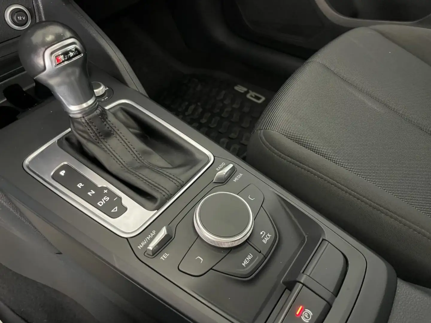 Audi Q2 1.6 TDI 115 CV S-Tronic Business Grigio - 2