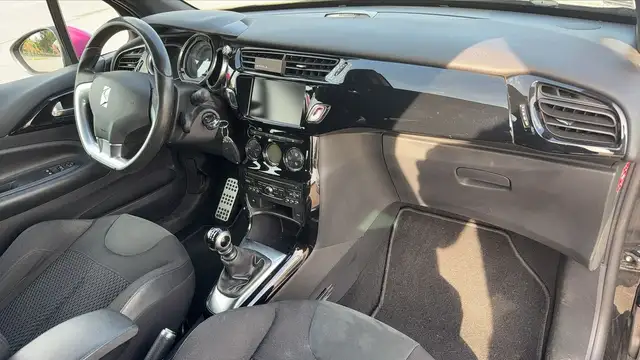 DS Automobiles DS 3 view 10