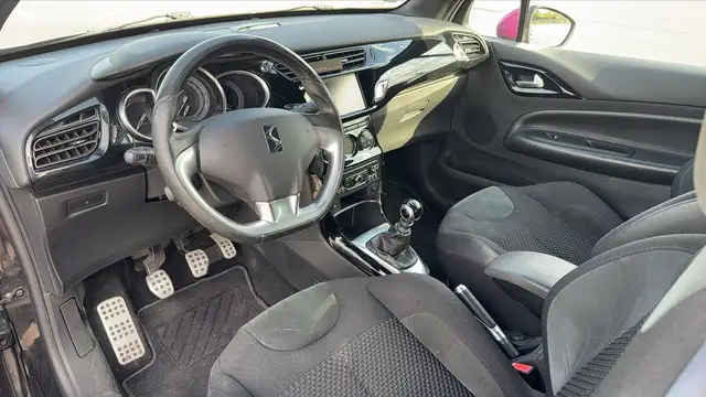 DS Automobiles DS 3 view 8