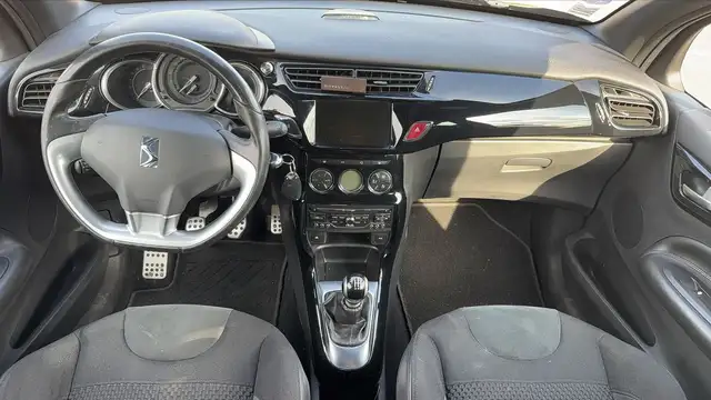 DS Automobiles DS 3 view 11