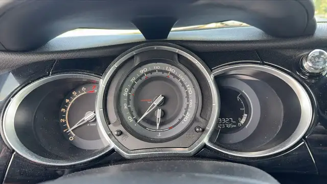DS Automobiles DS 3 view 12