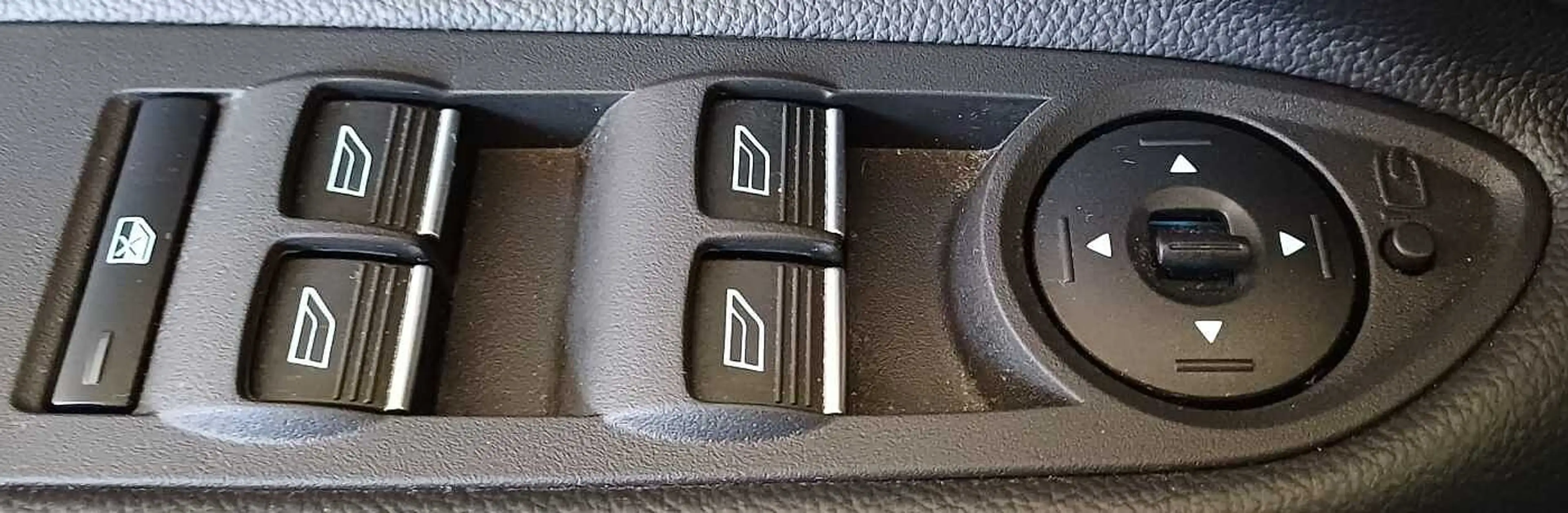 Ford Kuga Black & Silver 4x4 Autom. Navi, WiPa, Pano — photo 10