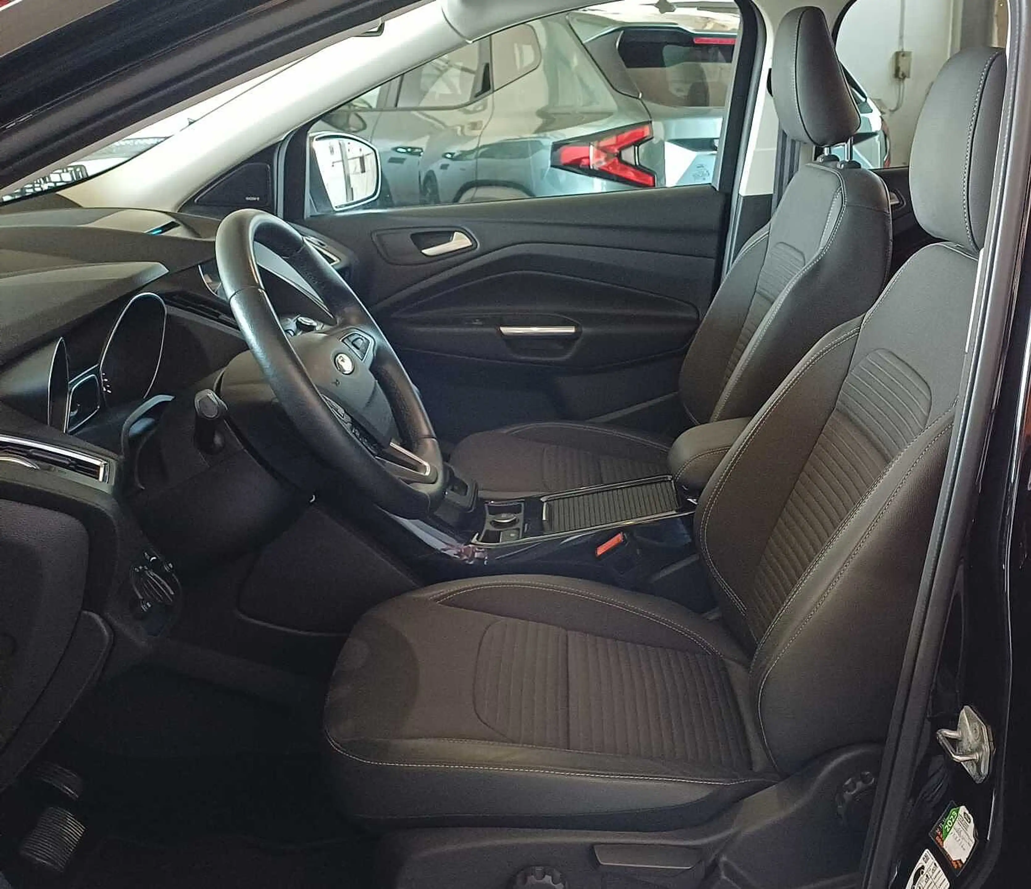 Ford Kuga Black & Silver 4x4 Autom. Navi, WiPa, Pano — photo 9