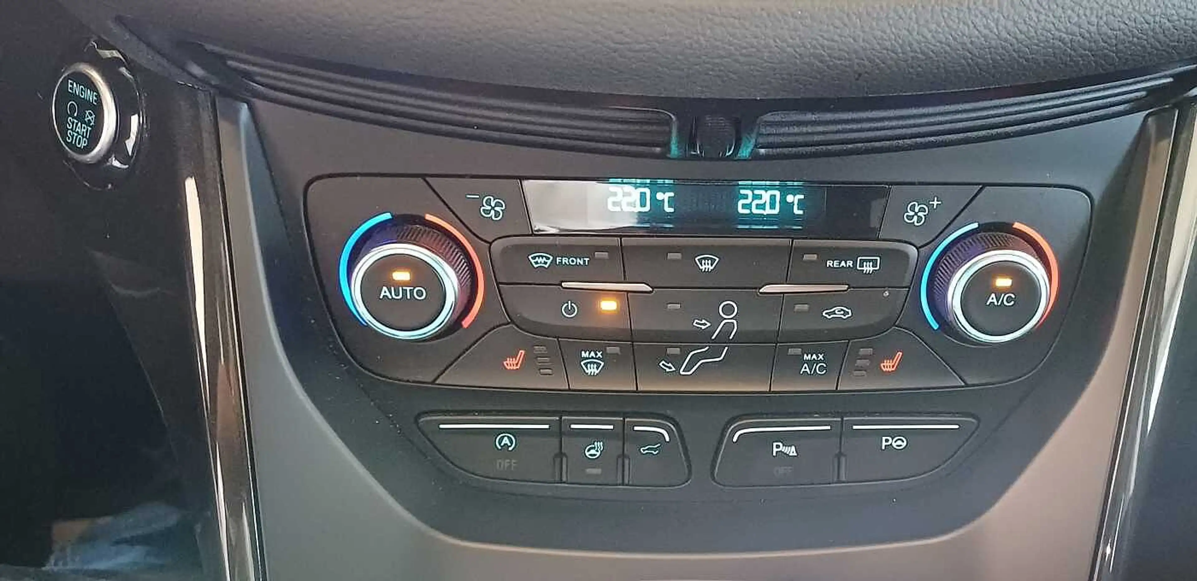 Ford Kuga Black & Silver 4x4 Autom. Navi, WiPa, Pano — photo 14