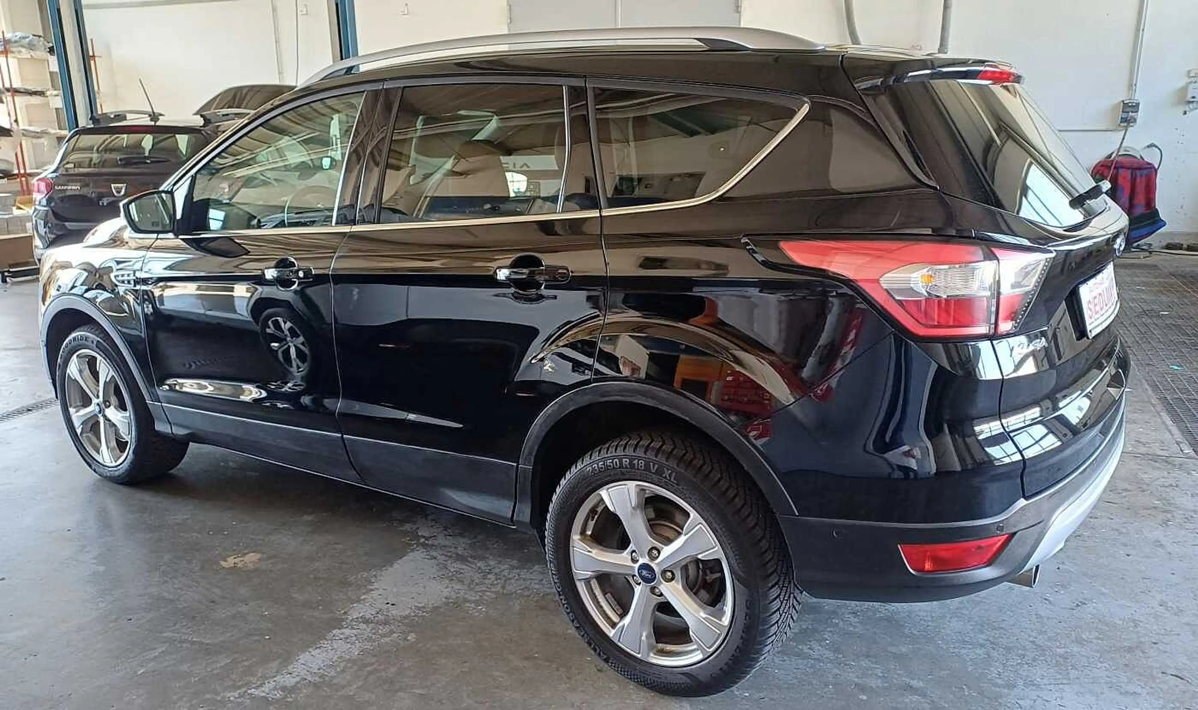 Ford Kuga Black & Silver 4x4 Autom. Navi, WiPa, Pano — photo 4