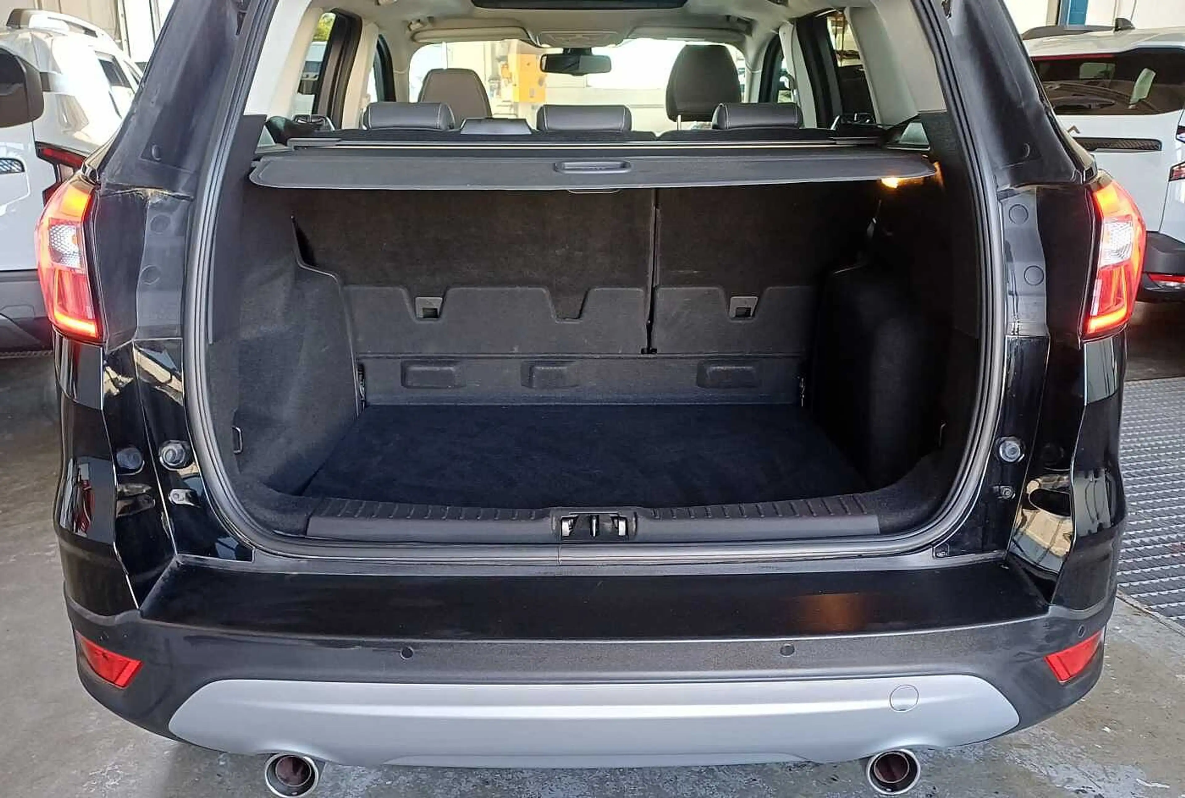 Ford Kuga Black & Silver 4x4 Autom. Navi, WiPa, Pano — photo 7