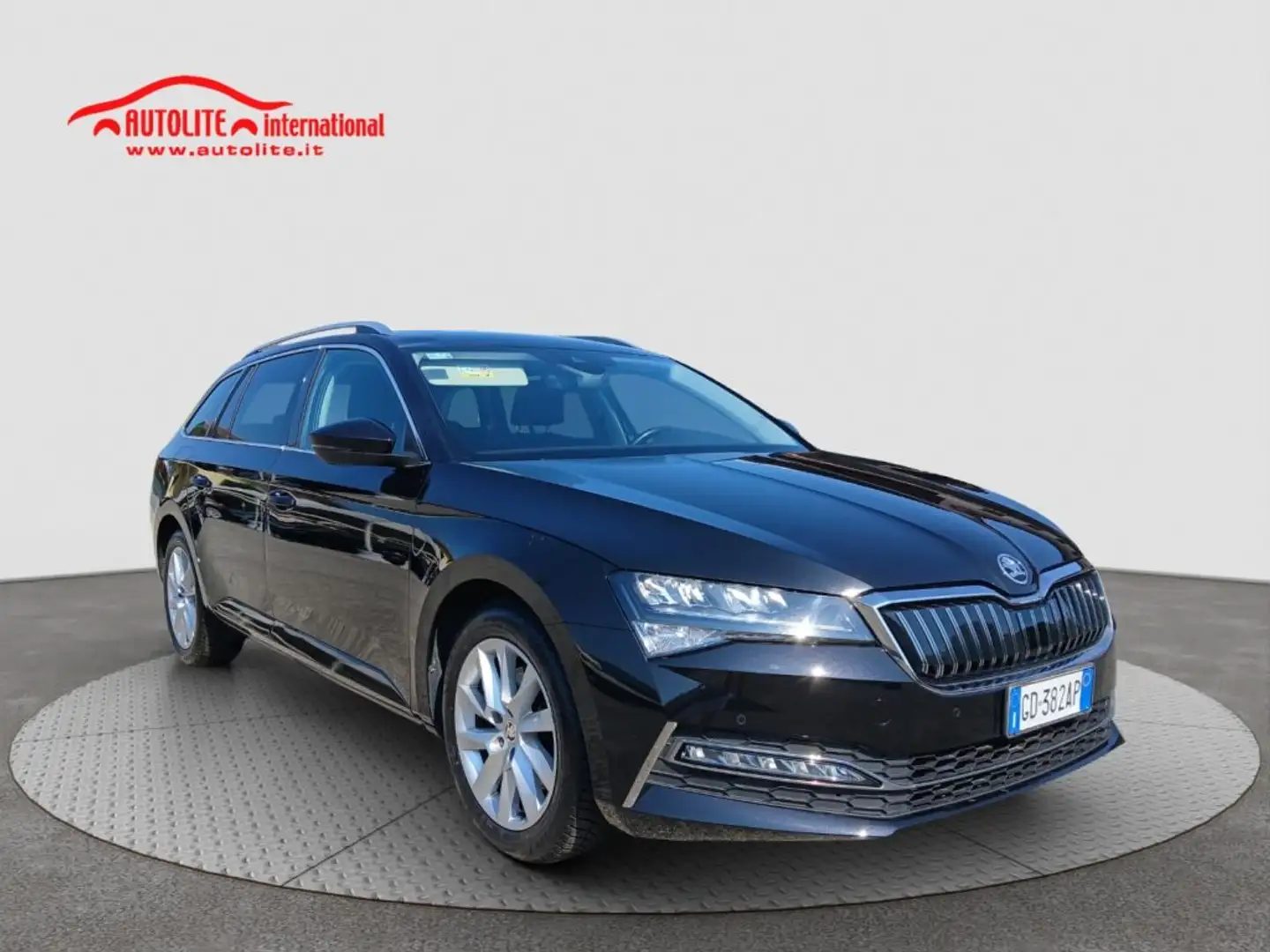 Skoda Superb 1.4 TSI Plug-In Hybrid DSG Wagon Executive Siyah - 2