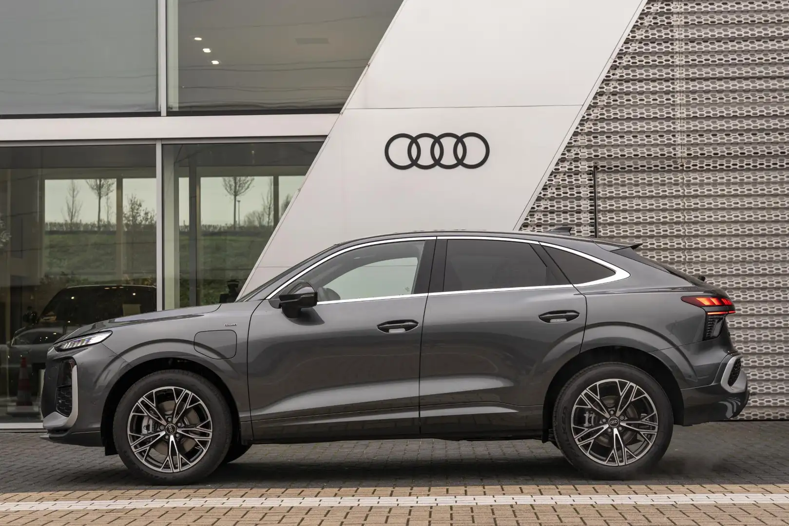 Audi Q3 Sportback S edition e-hybrid 200 kW / 272 PK Sport Grijs - 2