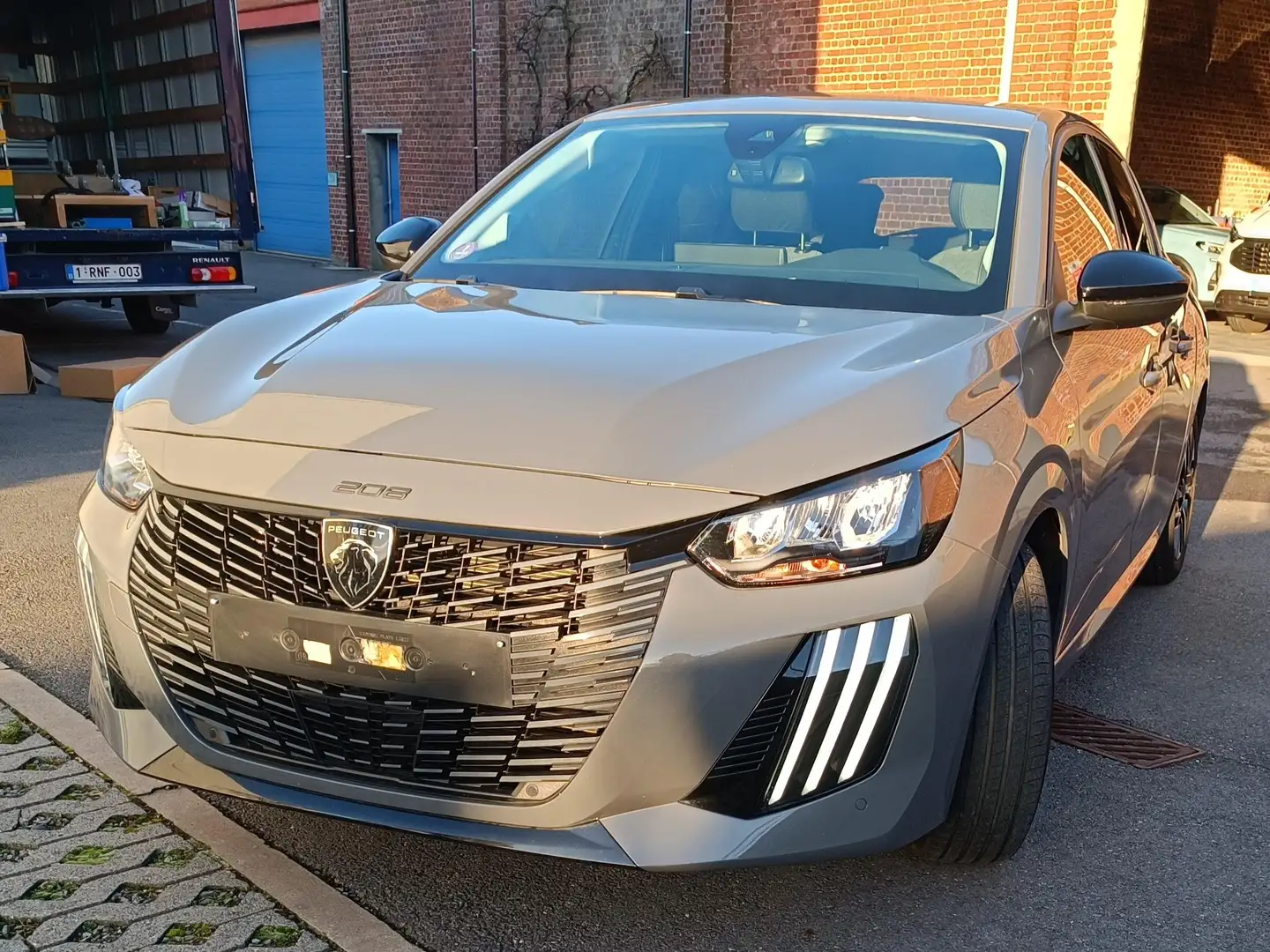 Peugeot 208 208 PureTech 100 EAT8 Allure Grau - 1