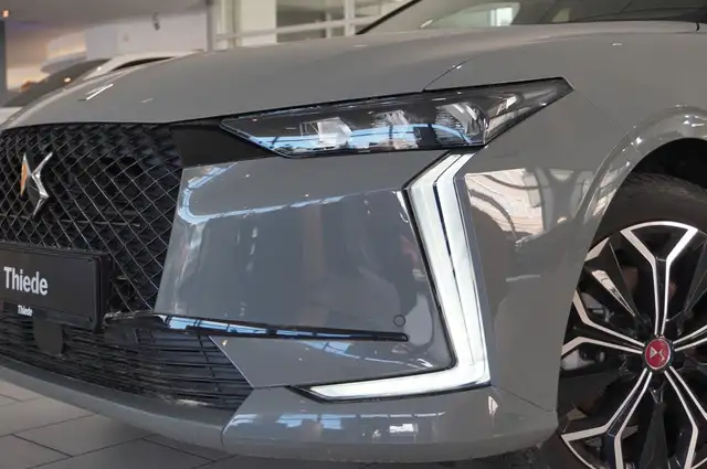 DS Automobiles DS 4 view 5