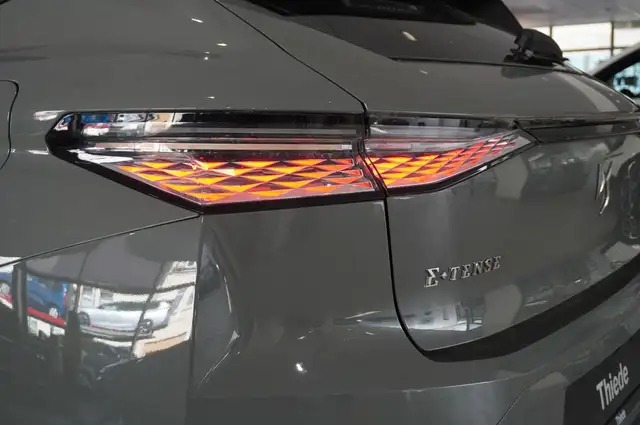 DS Automobiles DS 4 view 11