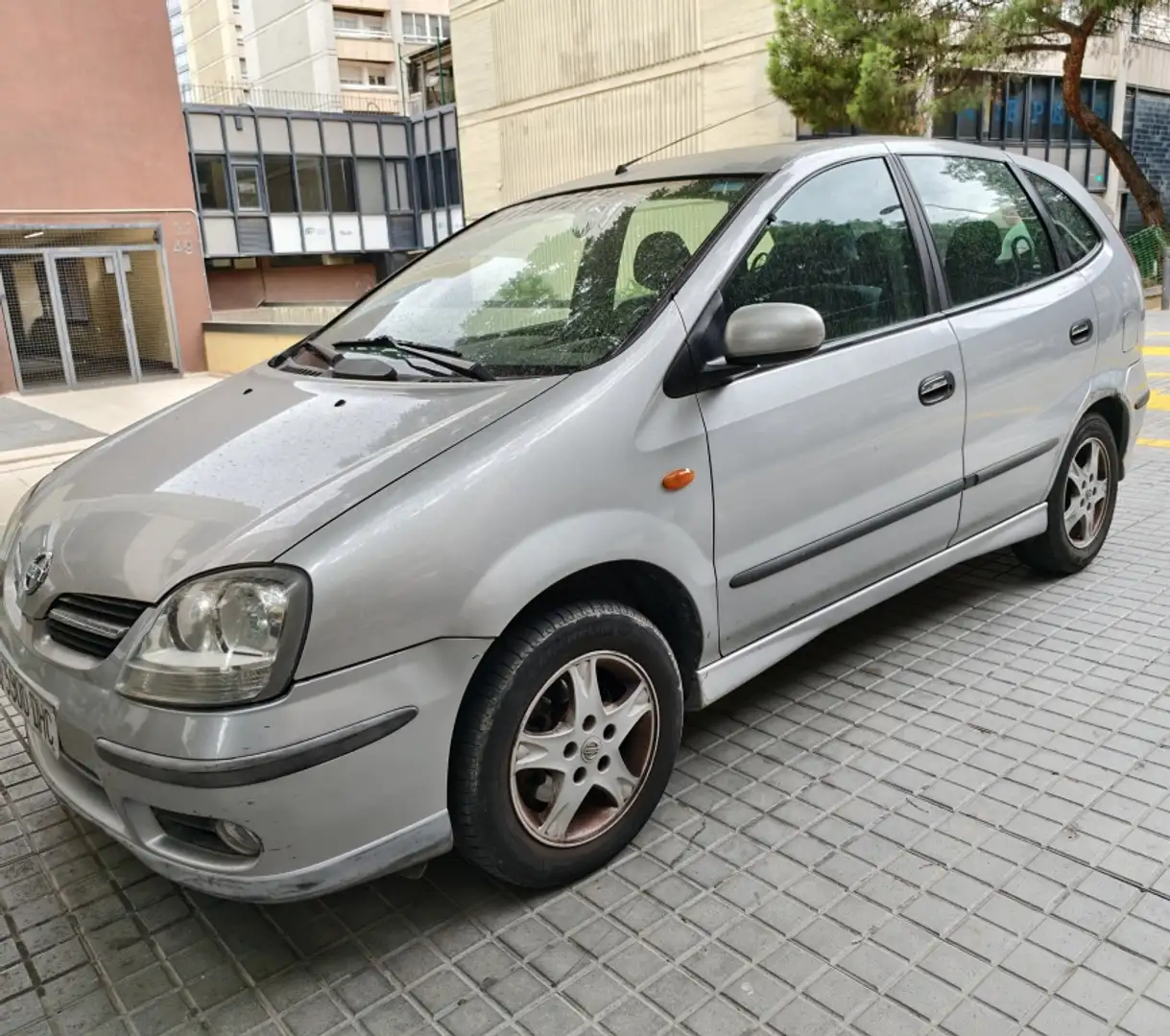 Nissan Almera Tino 1.8 Tekna Plateado - 1