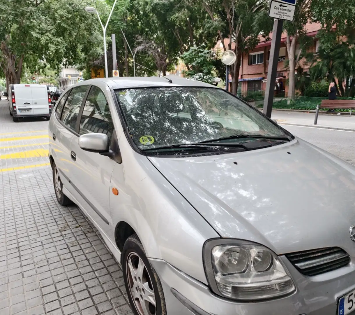 Nissan Almera Tino 1.8 Tekna Plateado - 2