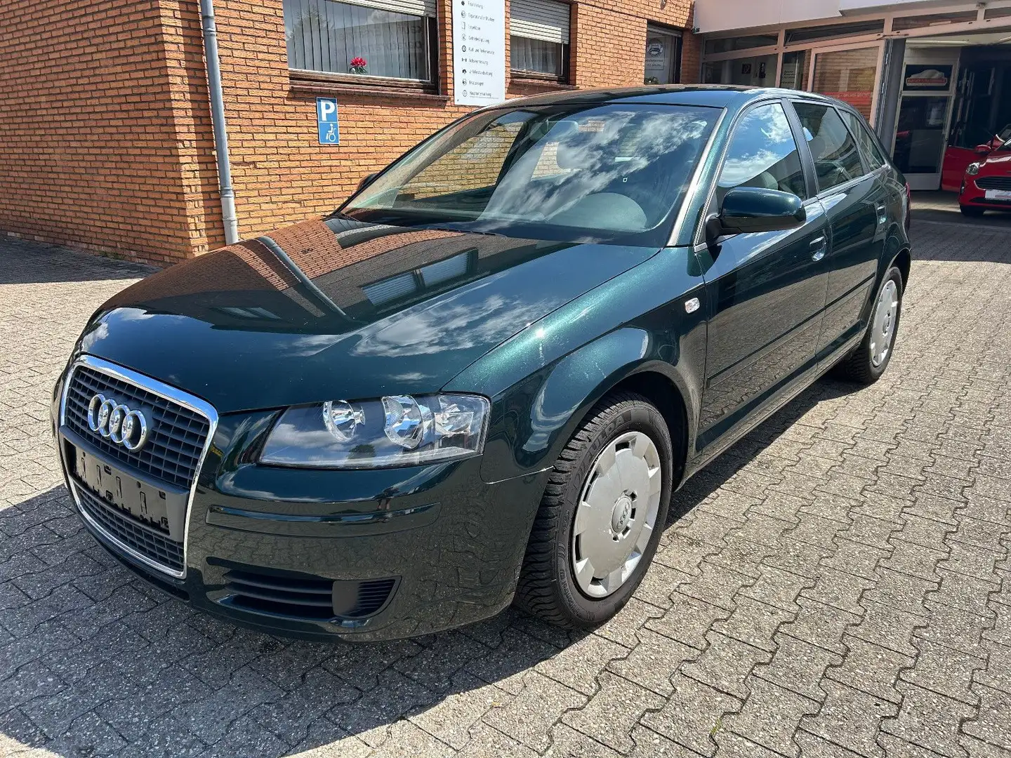 Audi A3 Sportback 1.6 Attraction/Automatik/ Grün - 2