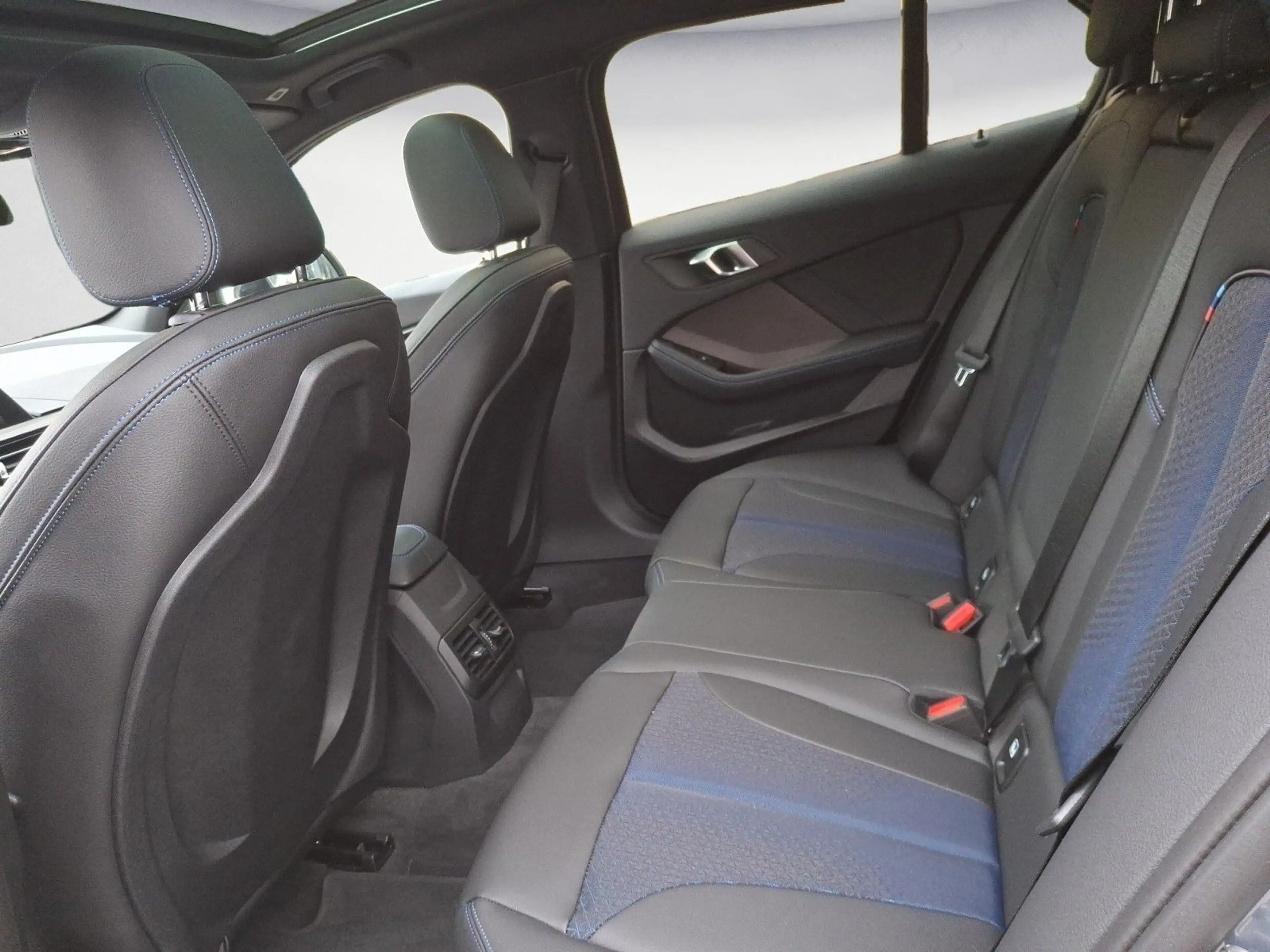 BMW 135 i xDrive Edition Colorvision Pano Head-Up El — photo 14