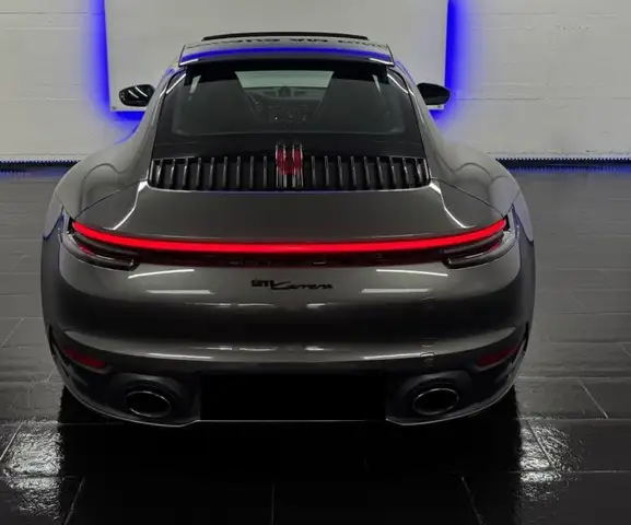 Porsche 911 view 3
