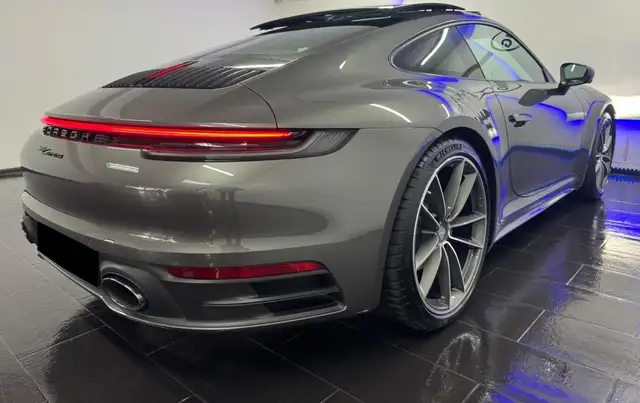 Porsche 911 view 4