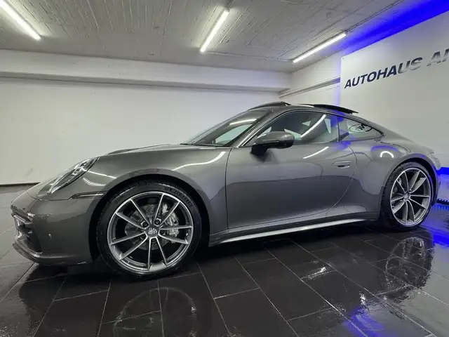 Porsche 911 view 5