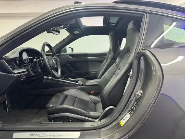 Porsche 911 view 7