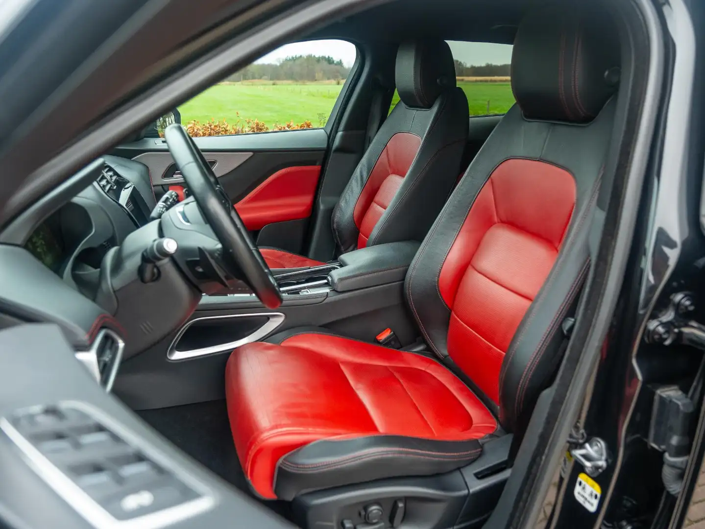 Jaguar F-Pace 2.0 Portfolio AWD 20d R-SPORT Dynamic 180pk | Voll Noir - 2