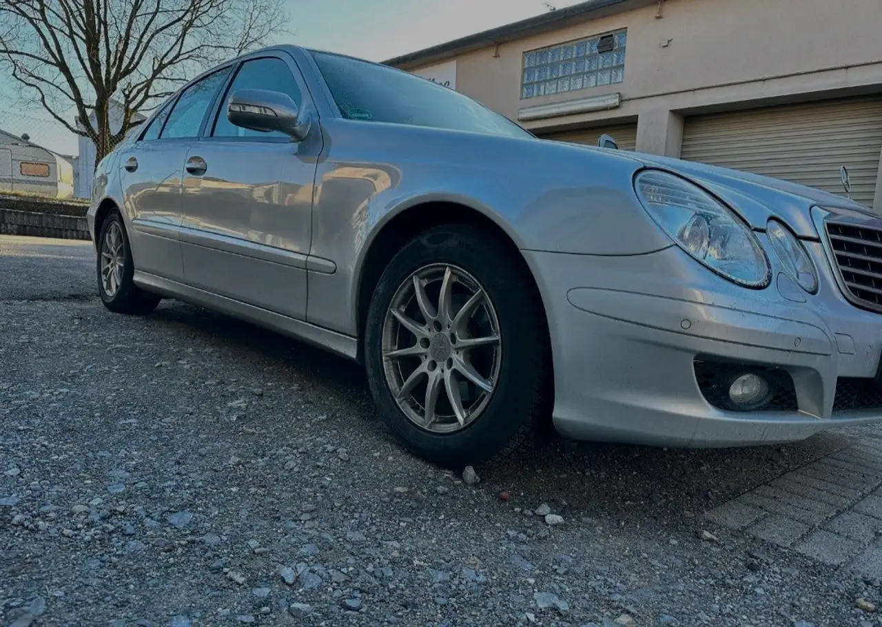 Mercedes-Benz E 230