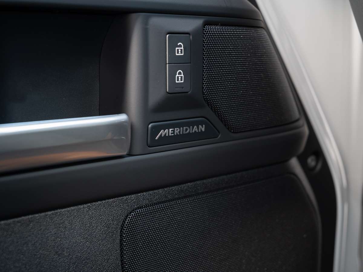 2026 Land Rover Defender 110 P300 S thumb 15