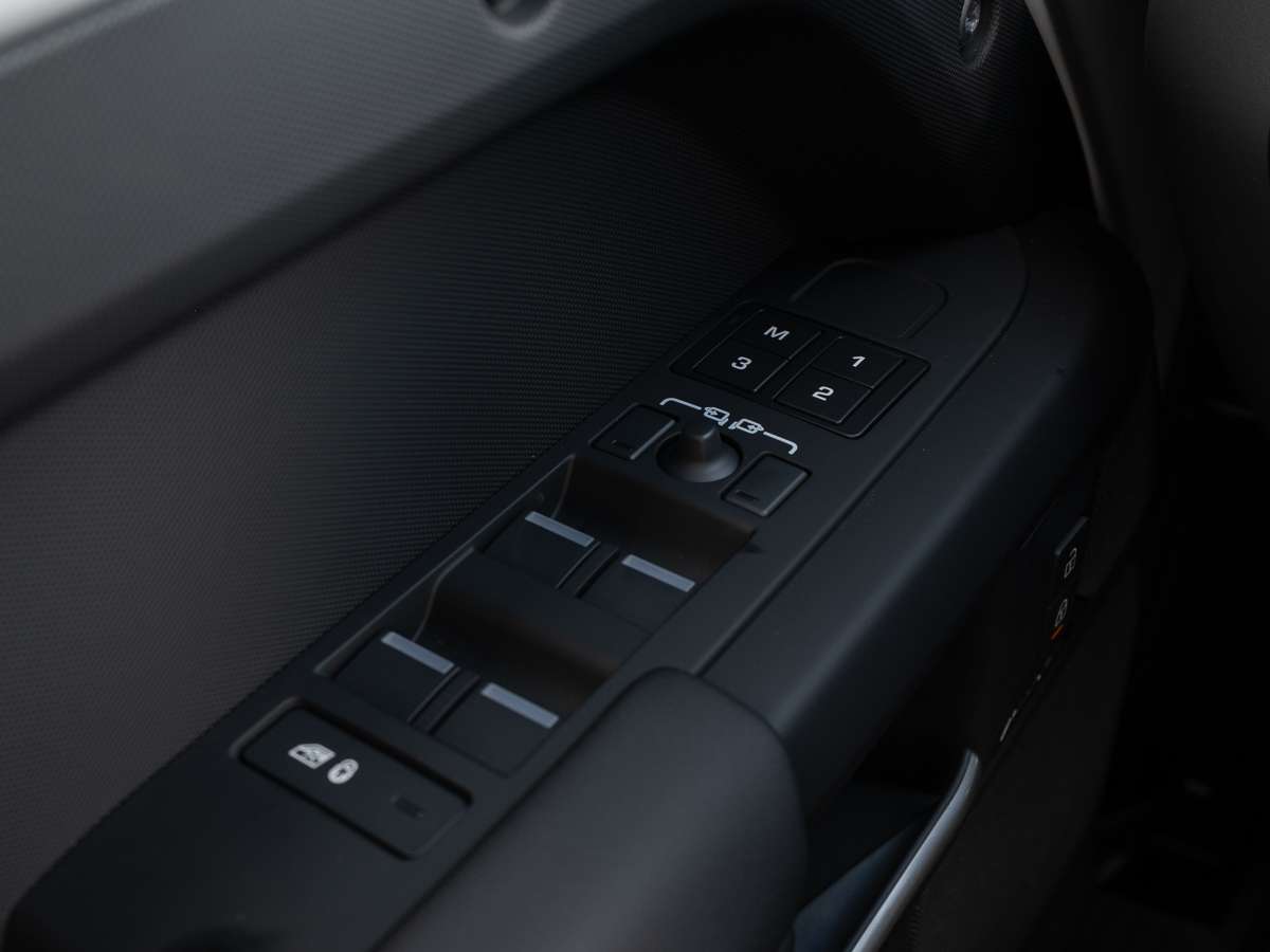 2026 Land Rover Defender 110 P300 S thumb 14