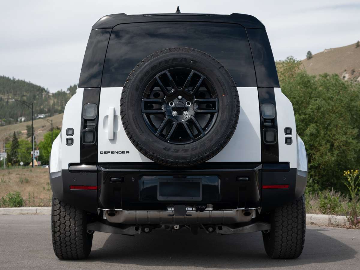 2026 Land Rover Defender 110 P300 S thumb 7