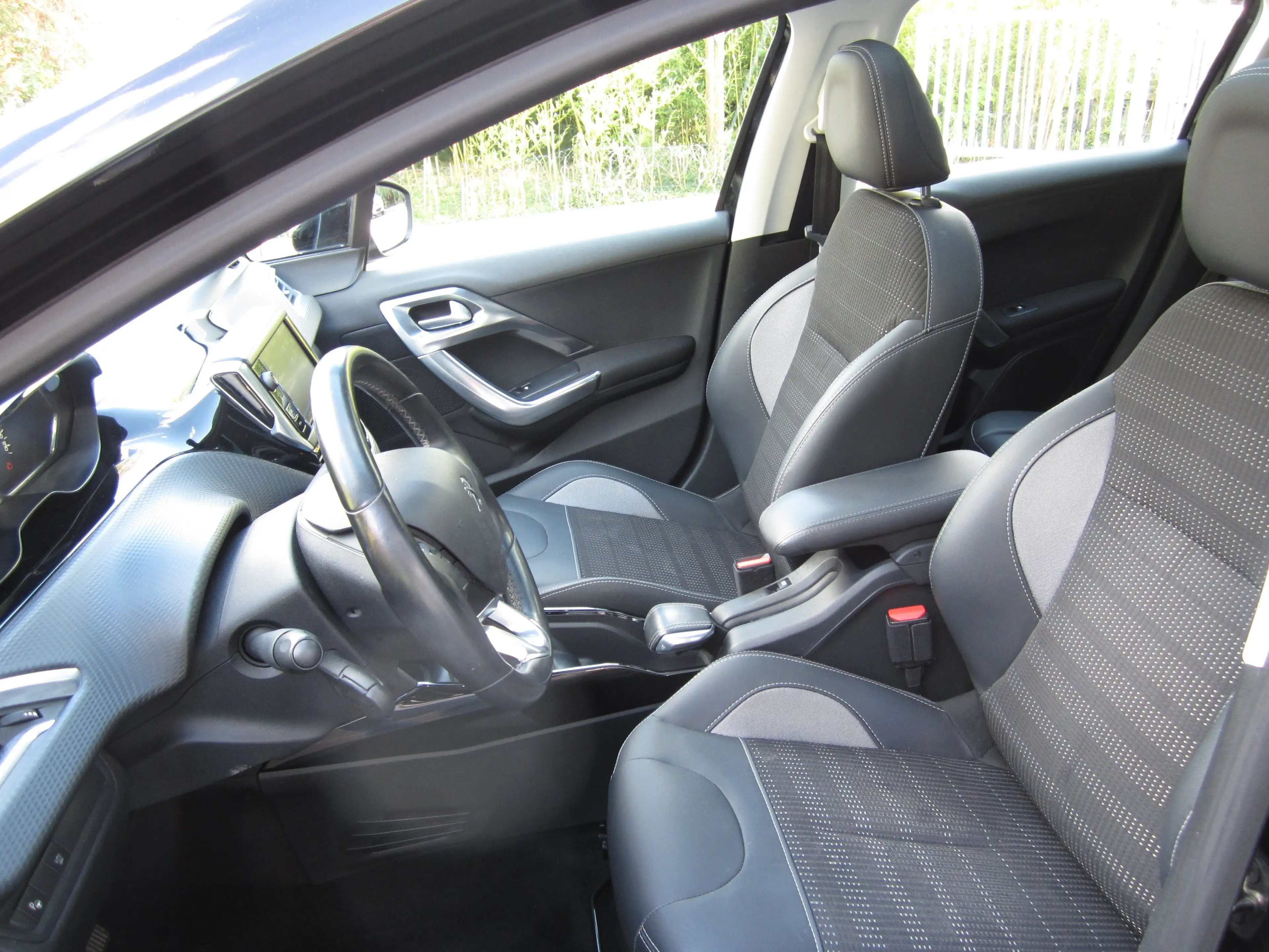Peugeot 2008 Allure EAT6 — photo 6