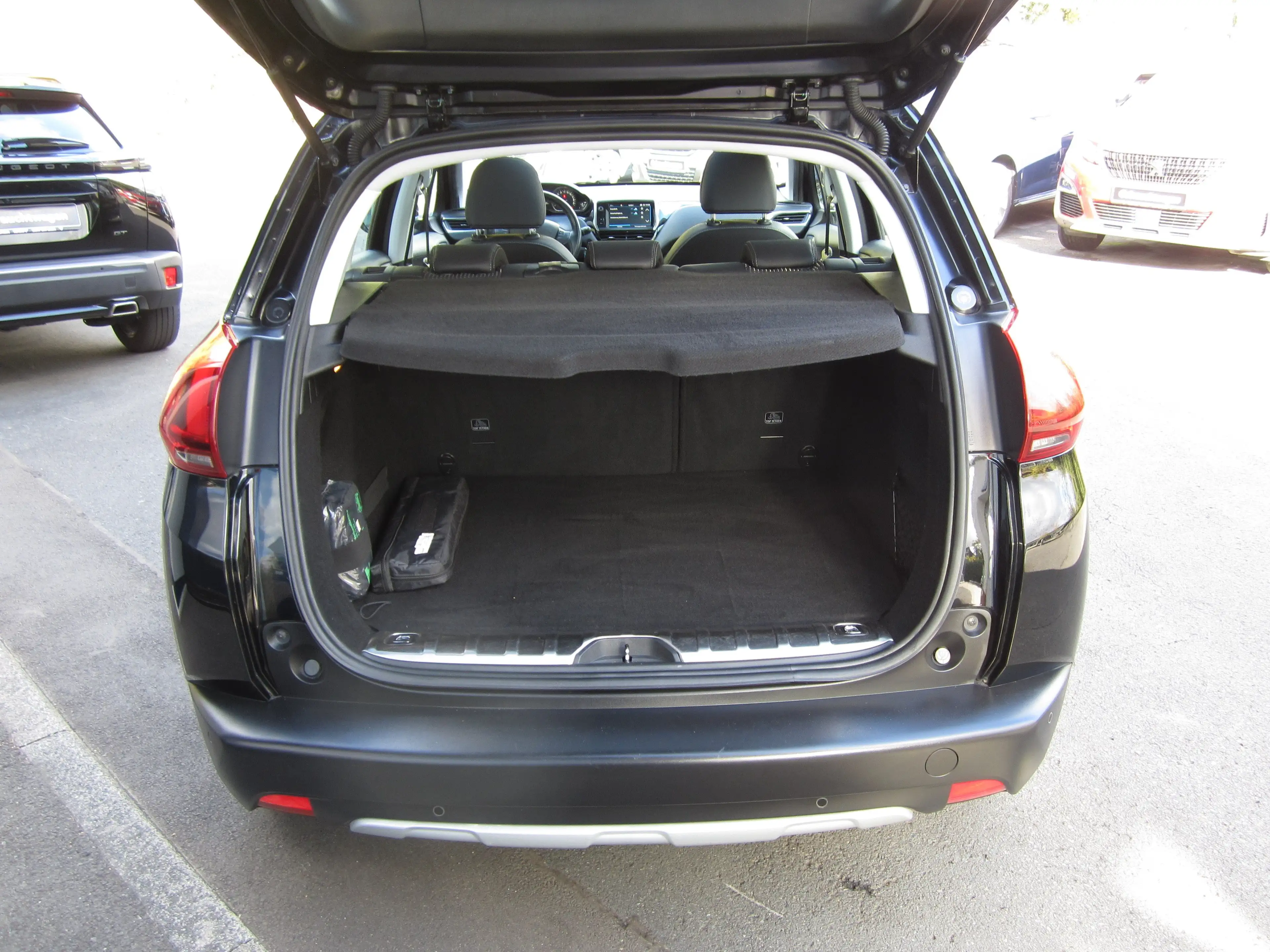 Peugeot 2008 Allure EAT6 — photo 10