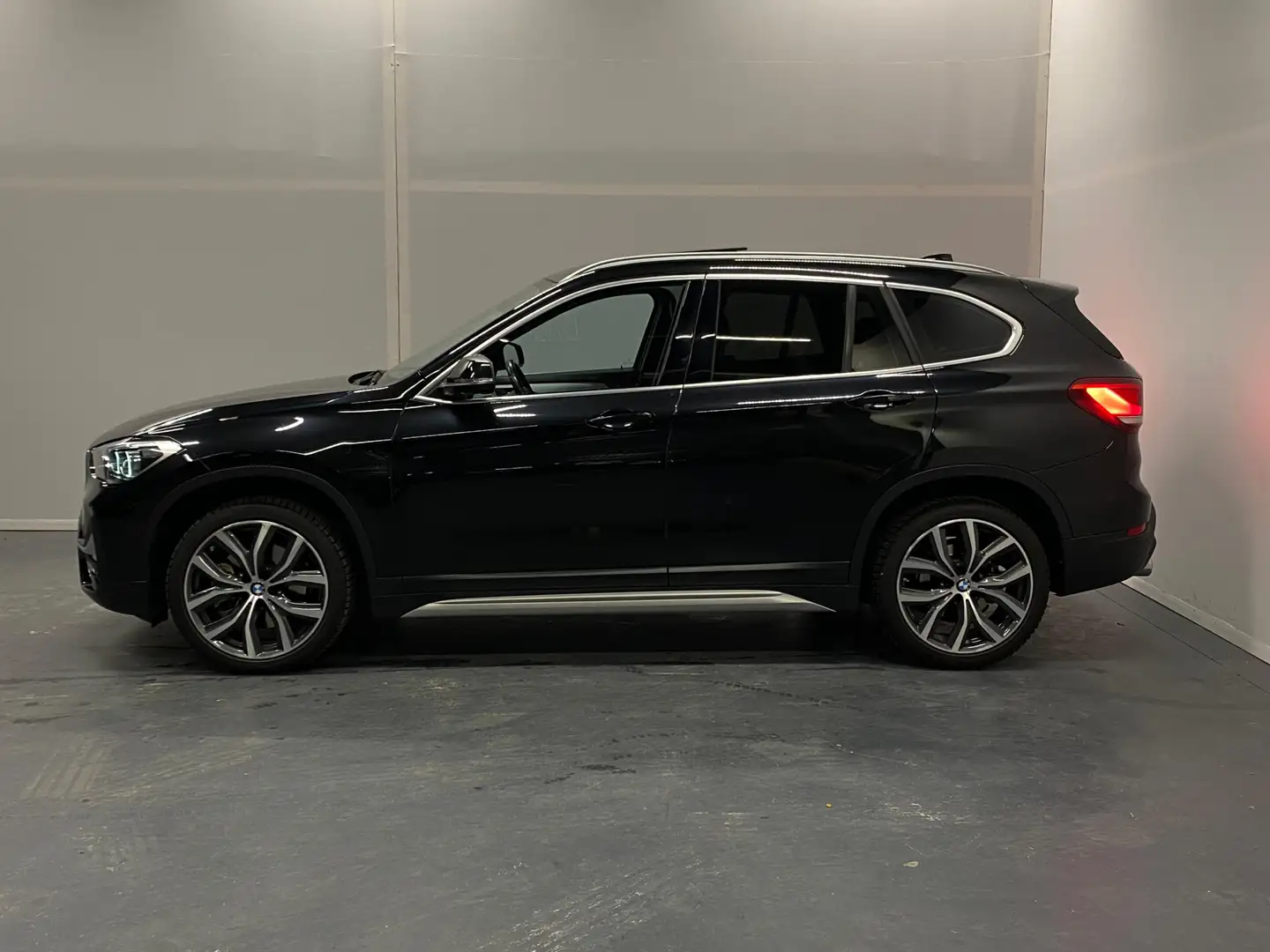 BMW X1 sDrive20i VDL Nedcar Edition | X-Line | Panoramada Noir - 2