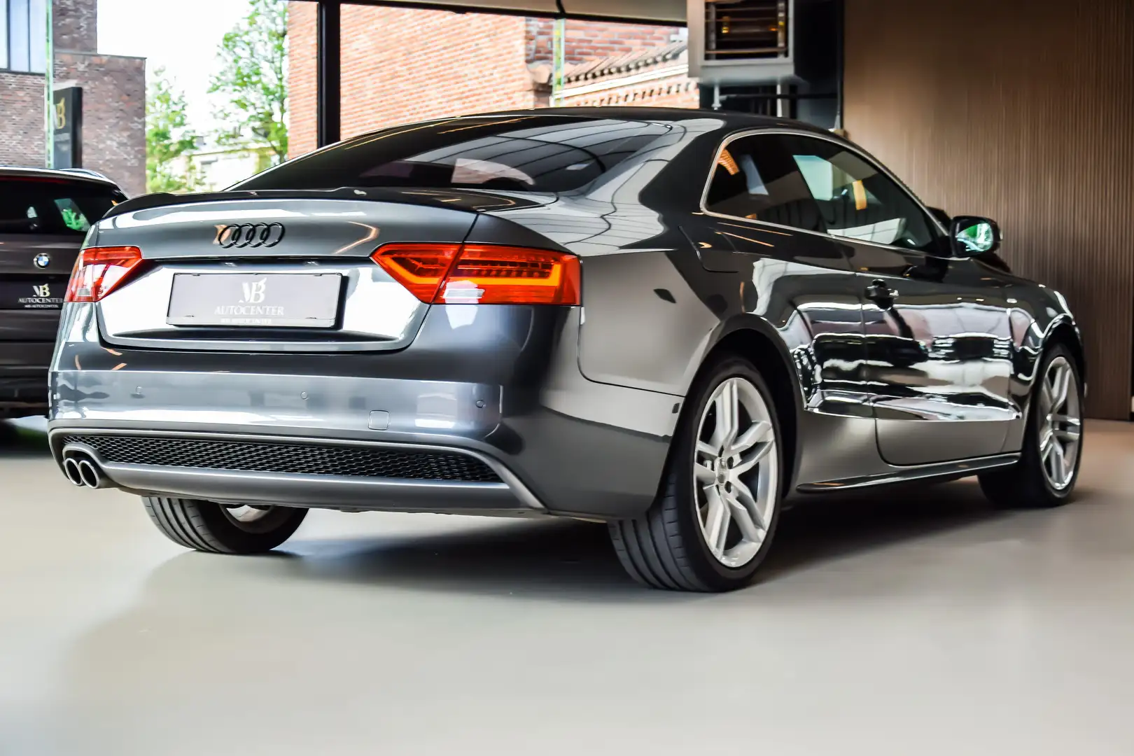 Audi A5 1.8 TFSI Coupé S-Line 10/2013 Grijs - 2