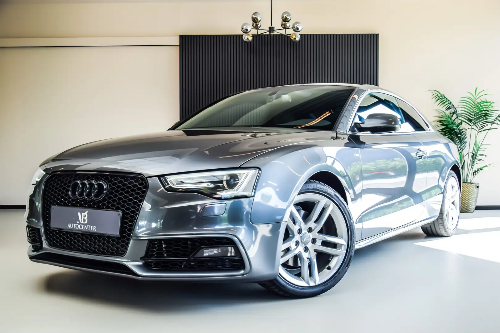 Audi A5 1.8 TFSI Coupé S-Line 10/2013 Grijs - 1