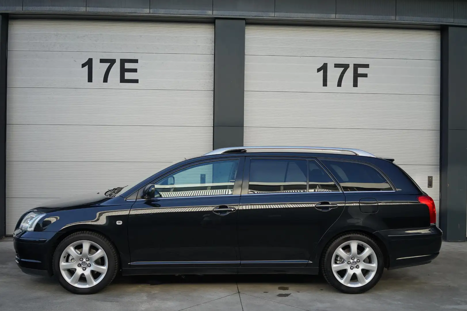 Toyota Avensis Wagon 2.4 VVTi Executive Noir - 1