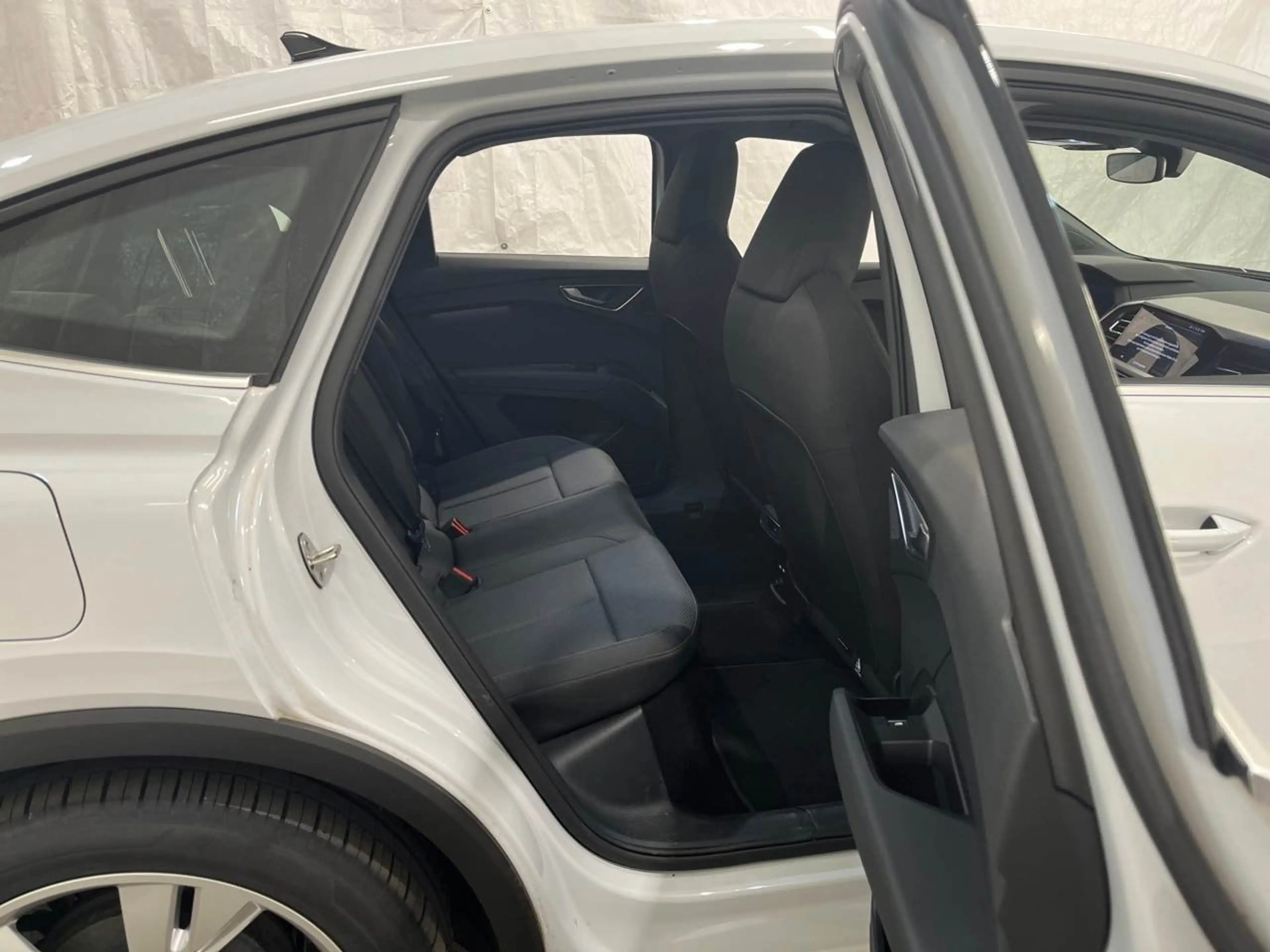 Audi Q4 e-tron Q4 40 e-tron Sportback basis Virtual AHK SpoSi — photo 11