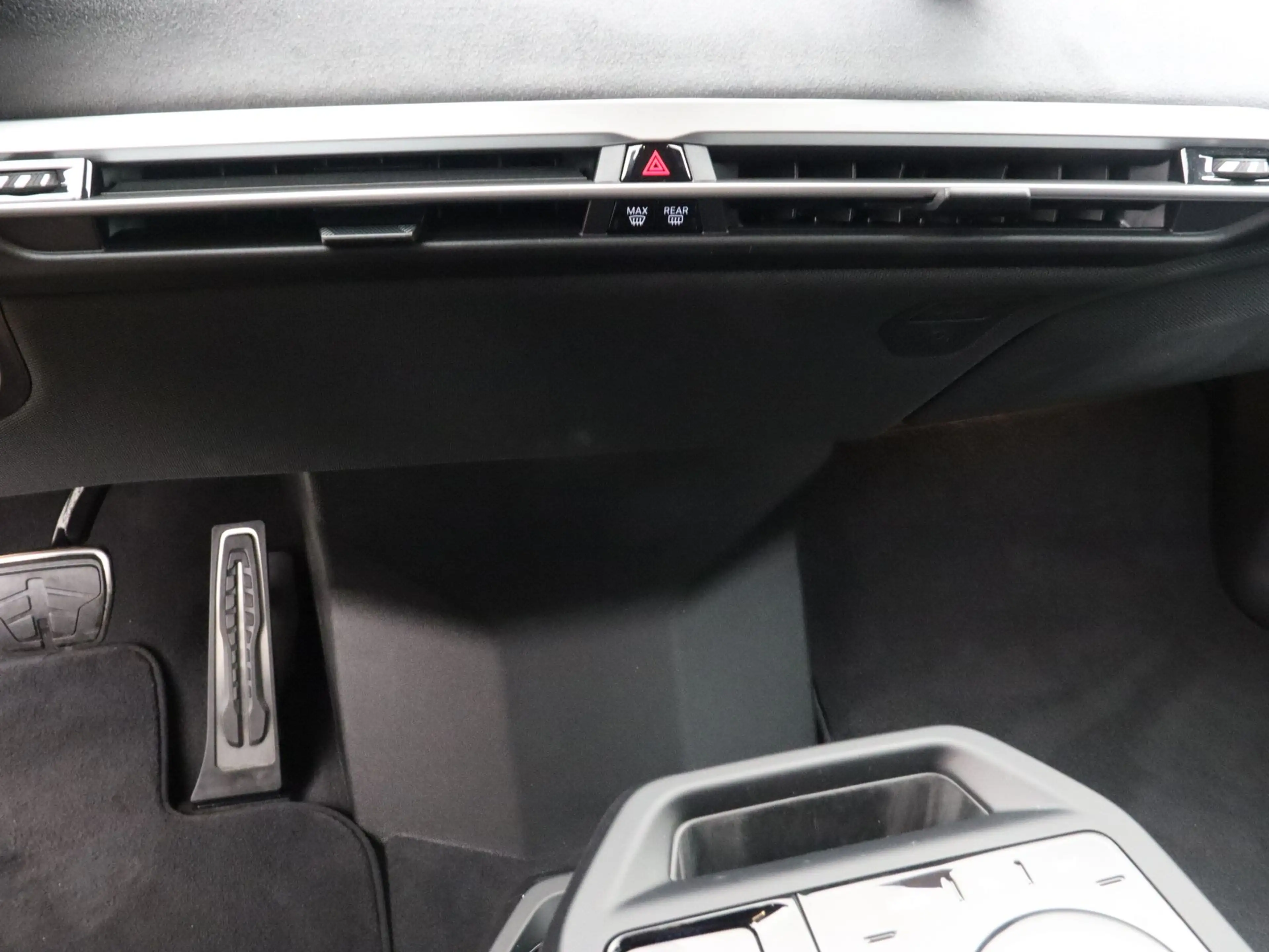 BMW iX xDrive45 101 kWh — photo 13
