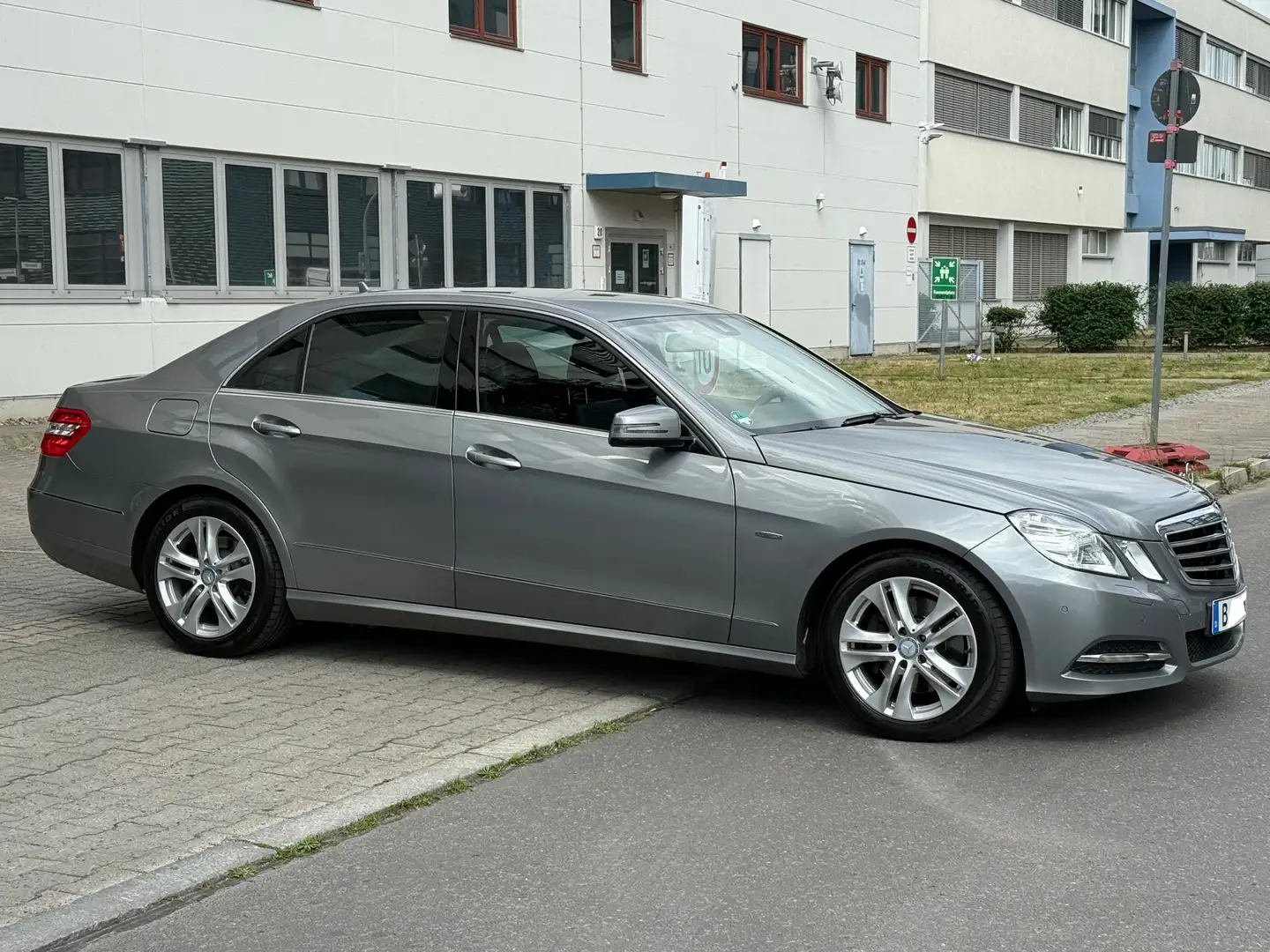 Mercedes-Benz E 300 E 300 CDI Avantgarde Automatik-Navi-Ils Xenon Stříbrná - 1