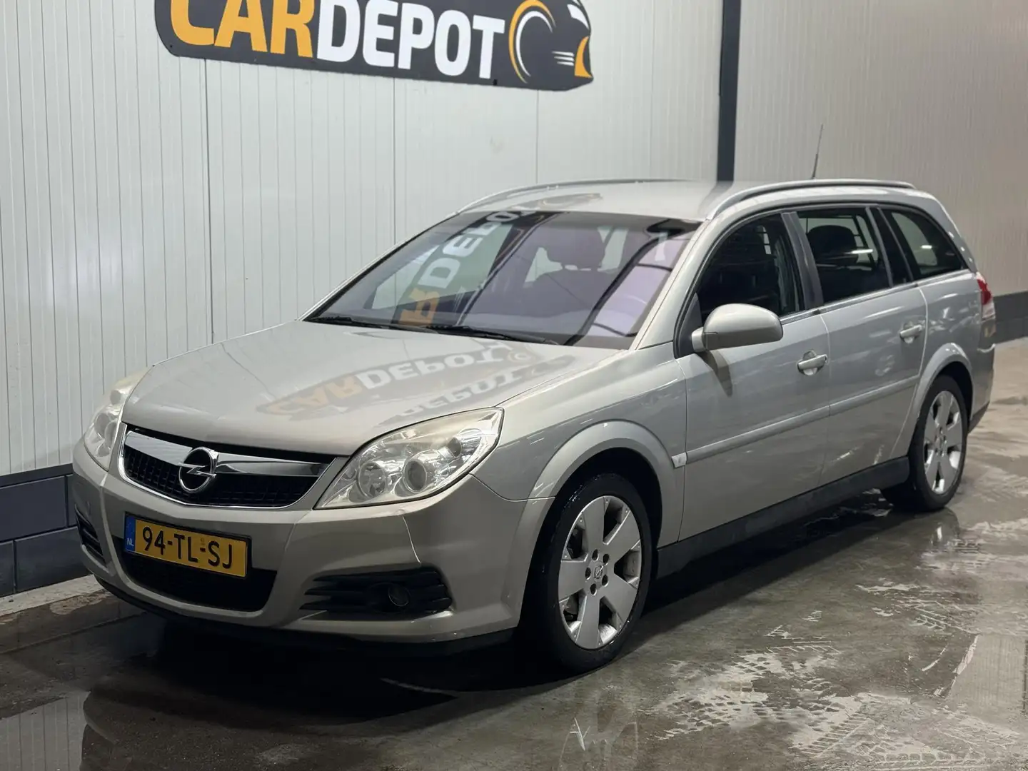 Opel Vectra Wagon 2.2-16V Business Grau - 1