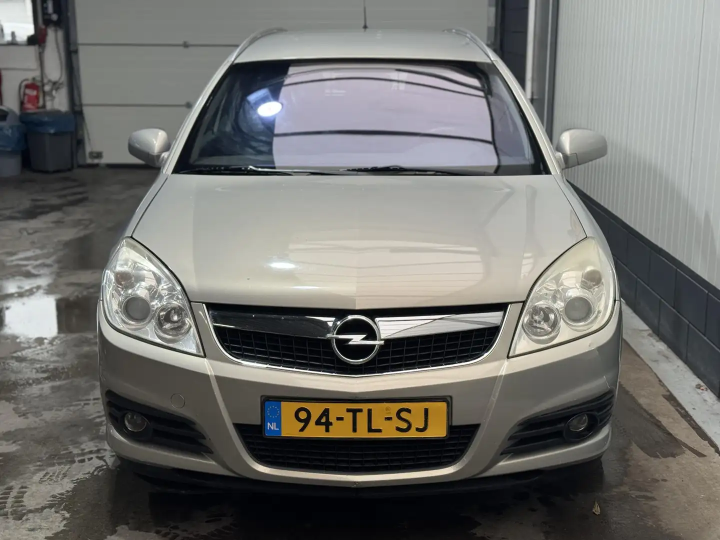 Opel Vectra Wagon 2.2-16V Business Grau - 2