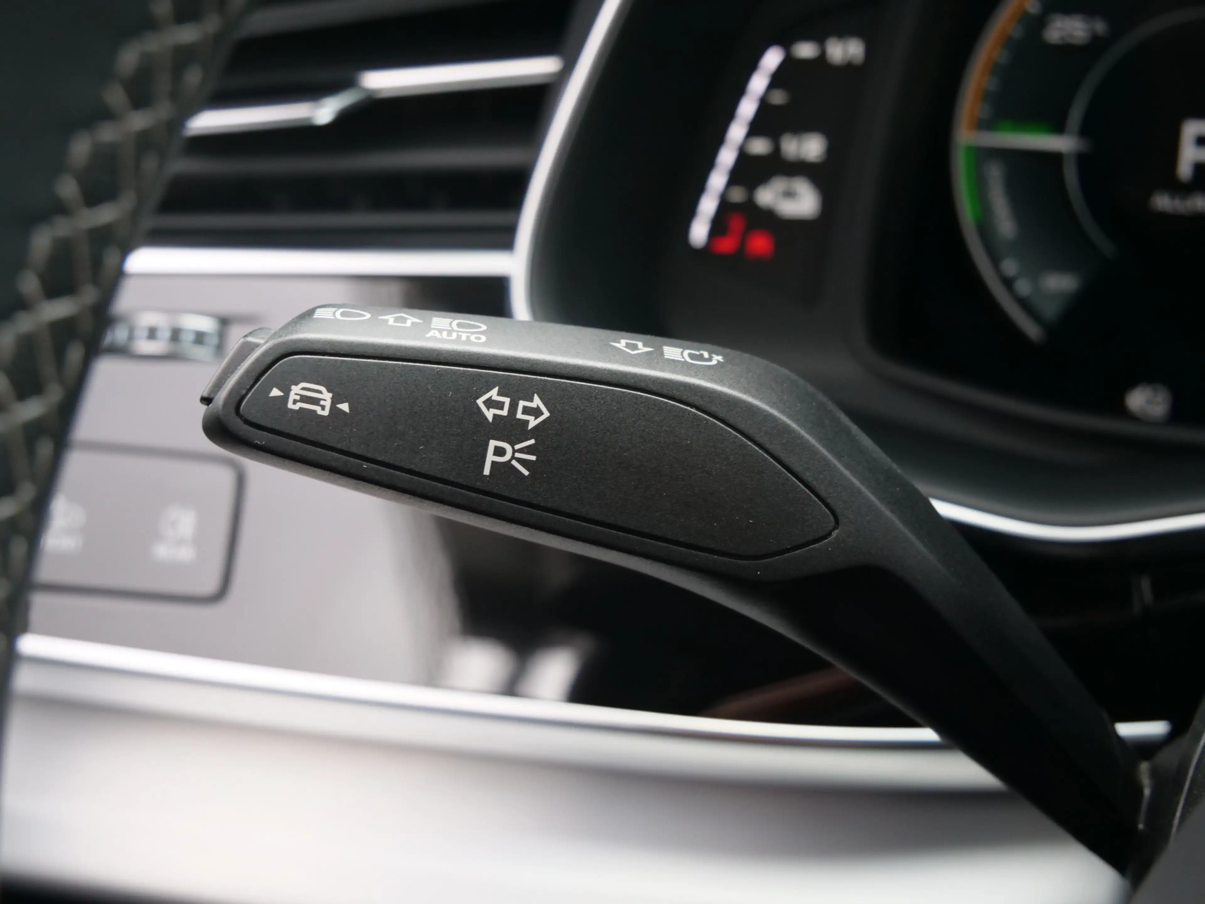 Audi Q8 55 TFSI e-hybrid quattro Black Line 394 Pk Automaa — photo 18